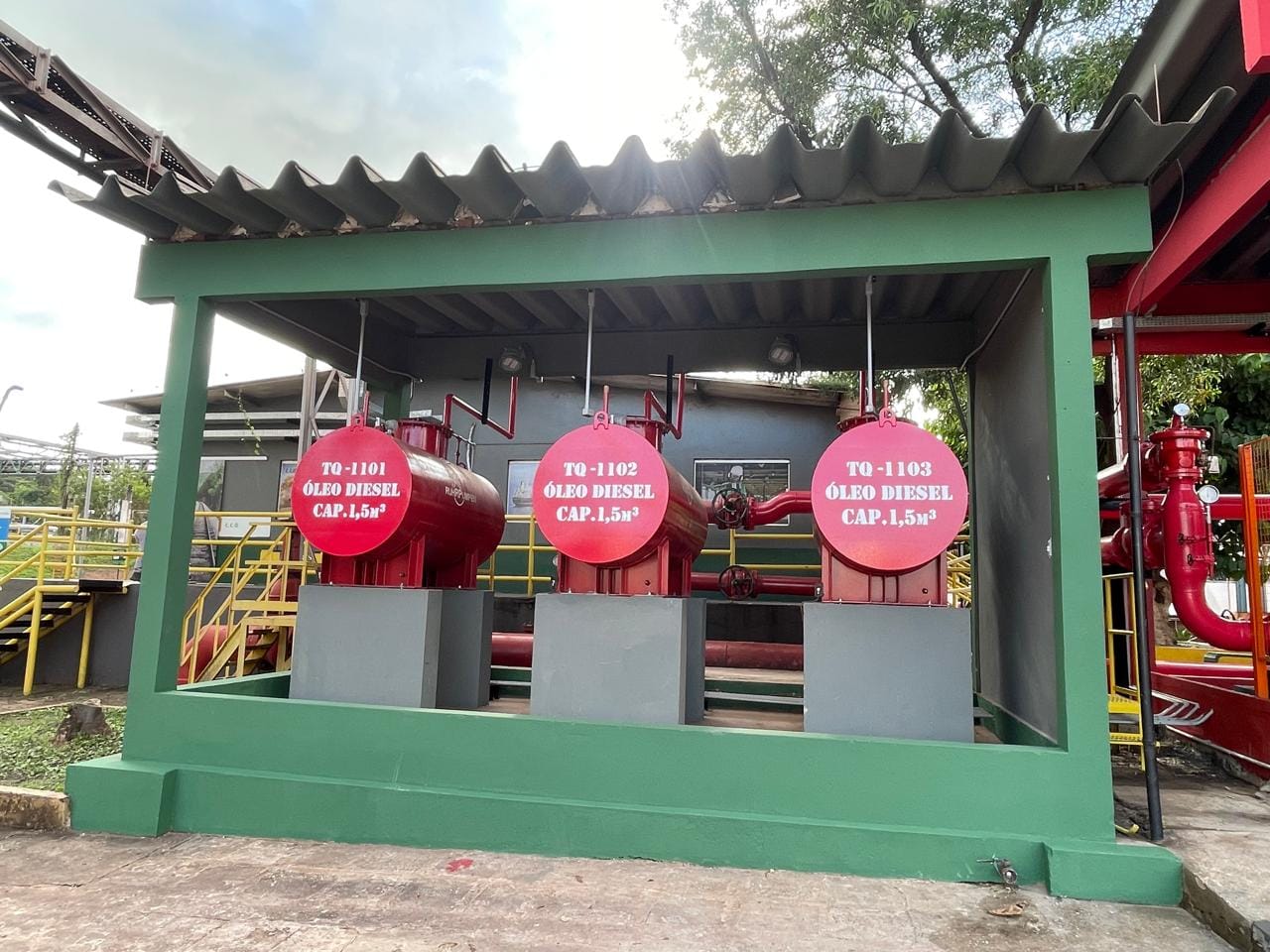 Três tanques de óleo diesel TQ-1101, TQ-1102 e TQ-1103