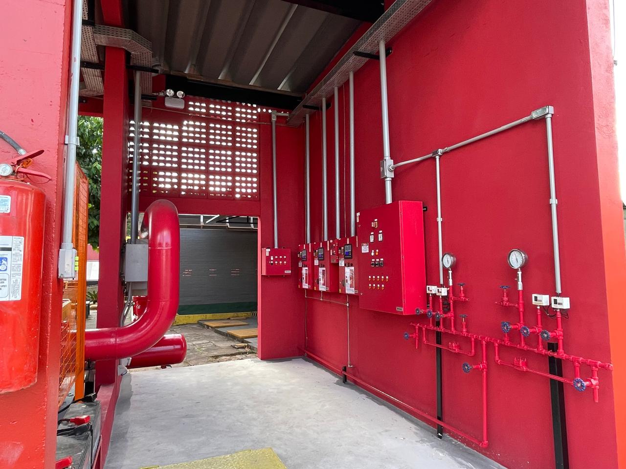 Interior da casa de bombas com painéis de comando do SCI